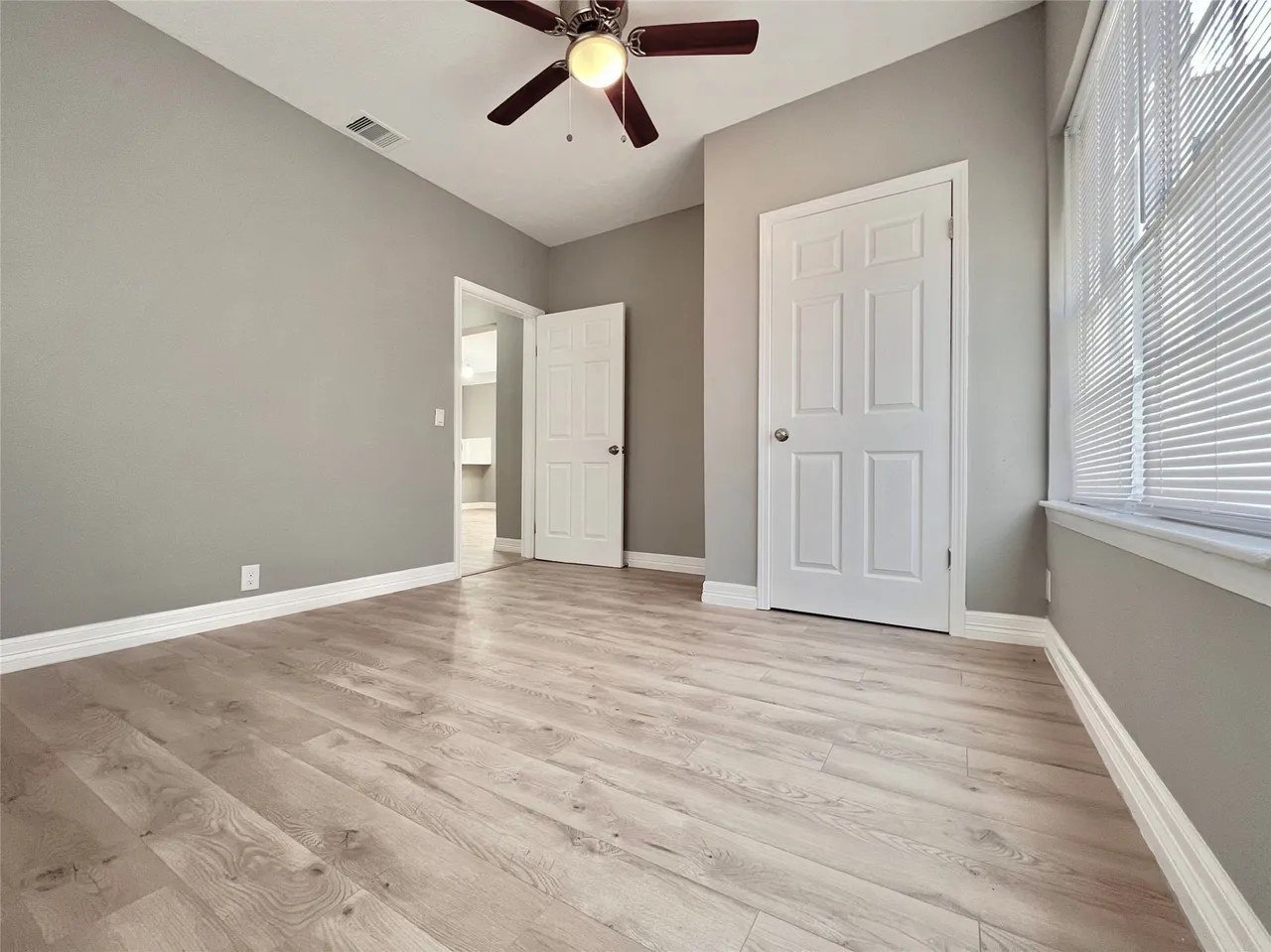 Second bedroom with single-door closet and ceiling fan